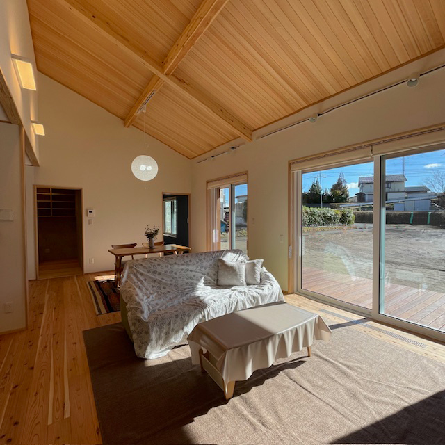 『平屋の暮らし』愛犬と庭を駆ける、高性能ZEHの住まい